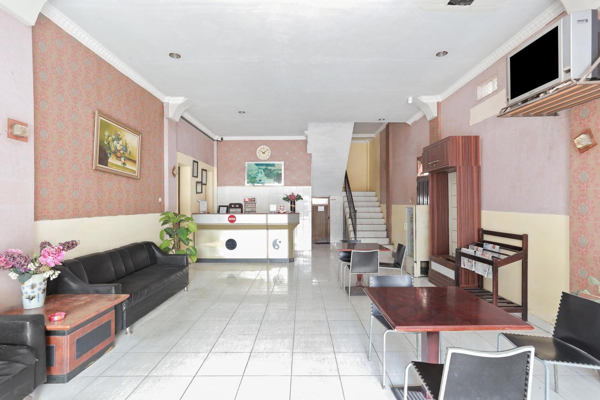 Oyo 93046 Hotel Fortuna Parepare Eksteriør billede